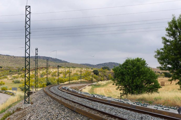 Archivo - Mantenimiento de vías de tren