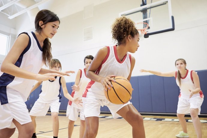 Archivo - Adolescentes jugando al baloncesto