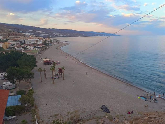 Playa de Castell de Ferro, al inicio de este verano