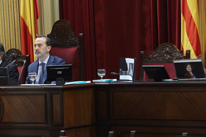 Archivo - El presidente del Parlament, Gabriel Le Senne, durante un pleno extraordinario en el Parlament balear en el que rasgó la foto de las Rojas del Molinar.