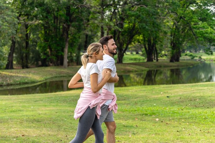 Archivo - Pareja corriendo en un parque