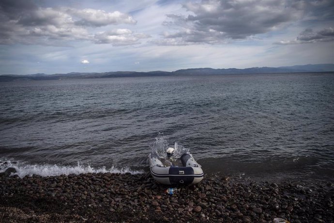 Archivo - FILED - 28 February 2020, Greece, Lesbos: A lifeboat is seen on the Aegean Sea beach of the Greek island of Lesbos. The Greek coastguard is continuing a search and rescue operation after two vessels carrying migrants got into difficulties off th