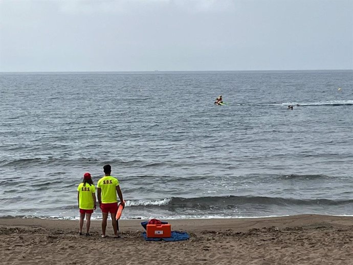 Archivo - Socorristas en la playa de Puntas de Calnegre