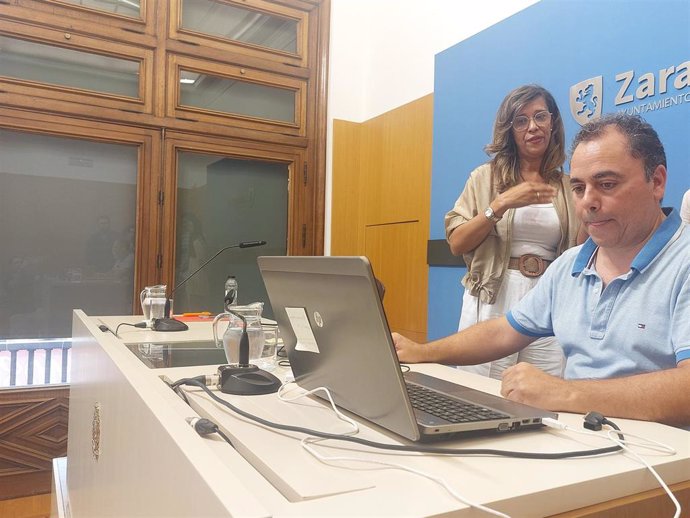 La consejera municipal de Políticas Sociales, Marian Orós, junto a un técnico que muestra la nueva aplicación de los servicios sociales.