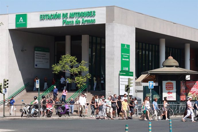 Turistas y viandantes en las inmediaciones de la Estación de Autobuses de Plaza de Armas de Sevilla.