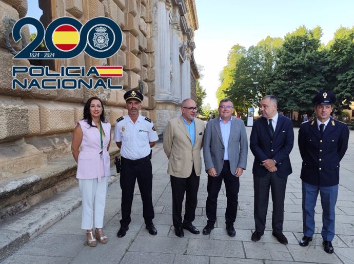 Presentación del proyecto de 'Comisarías europeas' con el subdelegado del Gobierno en Granada, José Antonio Montilla (3d), el cónsul de Italia Marcello Memoli (2d) y el director general del Patronato de la Alhambra y Generalife, Rodrigo Jiménez-Díaz (3i)