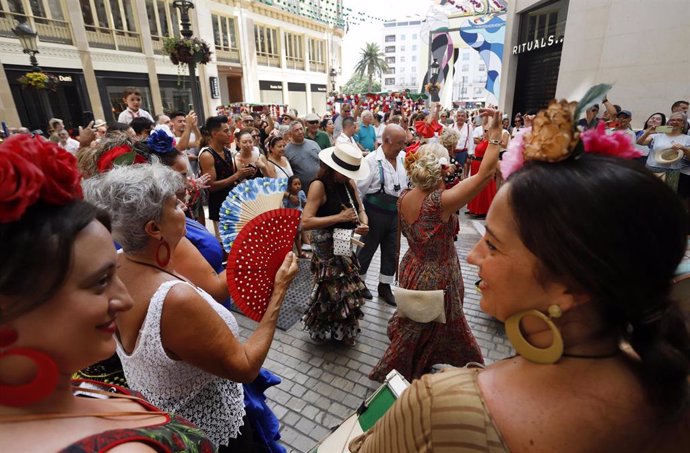 Miles de malagueños y visitantes disfrutan la Feria de Málaga 