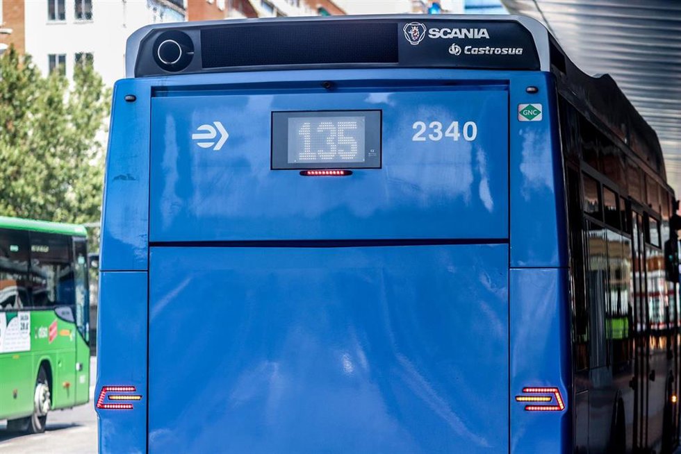 Un autobús de la línea 135, en el intercambiador de Plaza de Castilla