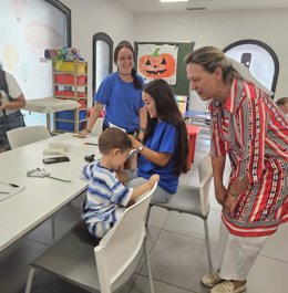 La alcaldesa de Guadalajara, Ana Guarinos, con niños en el programa Días sin Cole