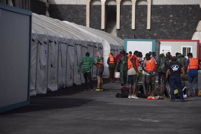 Migrantes desembarcan de un cayuco a su llegada al puerto de La Restinga