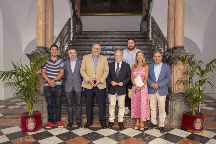 El recgtor de la UCO, Manuel Torralbo, y el presidente de la Diputación, Salvador Fuentes (centro), tras la firma del convenio.