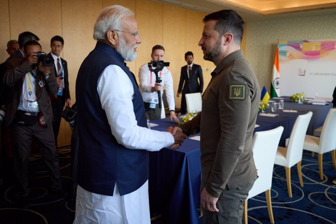 Archivo - Narendra Modi y Volodimir Zelenski durante un encuentro del G7 en Hiroshima (archivo).