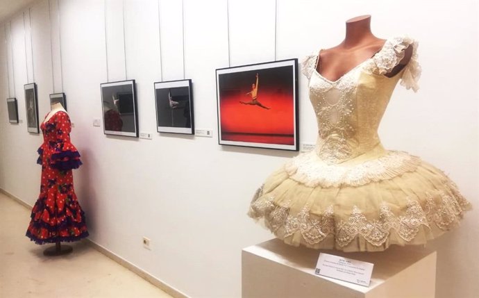 Trajes, videos, fotos o libros recorren dos décadas de la Casa de la Danza en una exposición en el Ayuntamiento