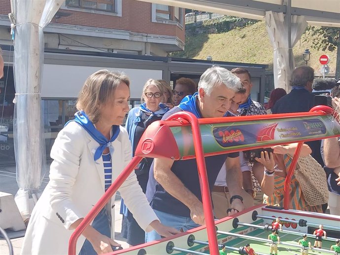 La secretaria general del PP, Cuca Gamarra, y el presidente del PP en el País Vasco, Javier de Andrés, jugando al futbolín en la txosna instalada por los populares en Bilbao durante sus fiestas de Aste Nagusia.