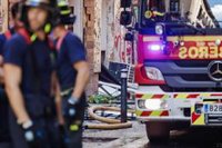 Trabajan en la extinción del incendio de una vivienda en plena calle Mayor de Madrid