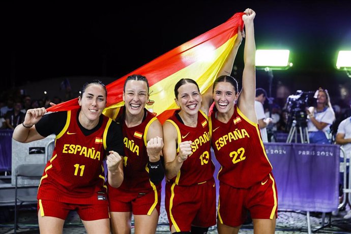 Sandra Ygueravide,Vega Gimeno y Gracia Alonso de Armiño celebran su victoria ante Austria en la Copa de Europa de 3x3 de 2024