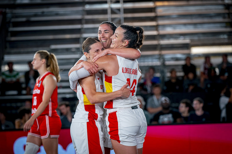 Sandra Ygueravide,Vega Gimeno y Gracia Alonso de Armiño celebran su victoria ante Austria en la Copa de Europa de 3x3 de 2024