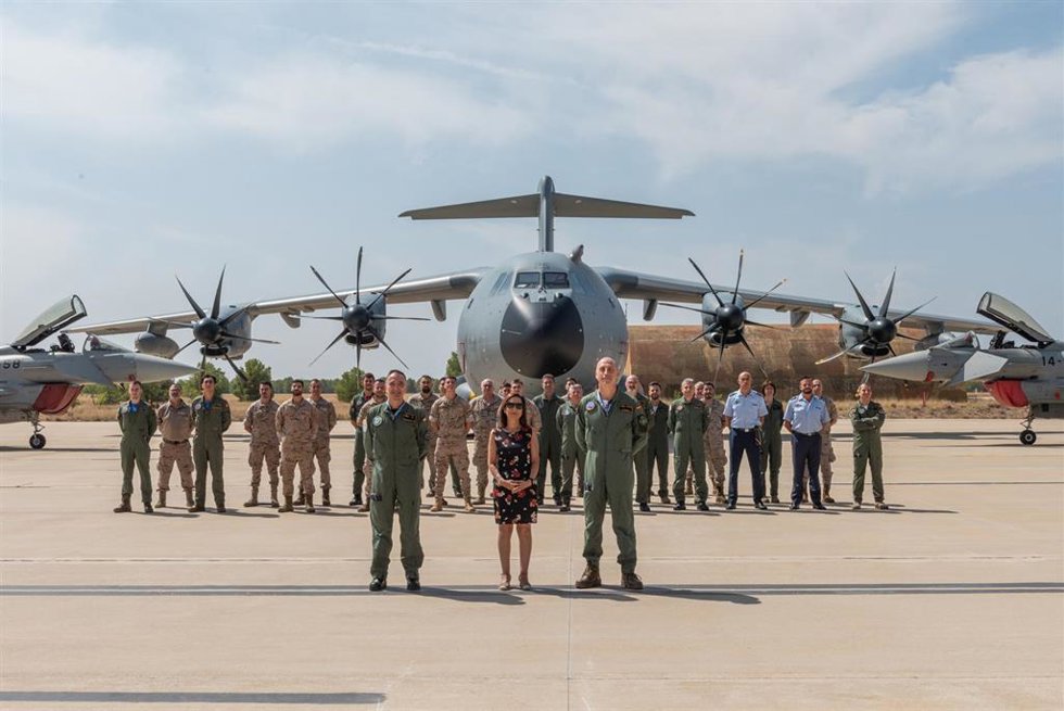 La ministra de Defensa, Margarita Robles, visita la Base Aérea del Ala 14 en Albacete con motivo del ejercicio que ha realizado denominado Pacific Skies. Foto de Familia.