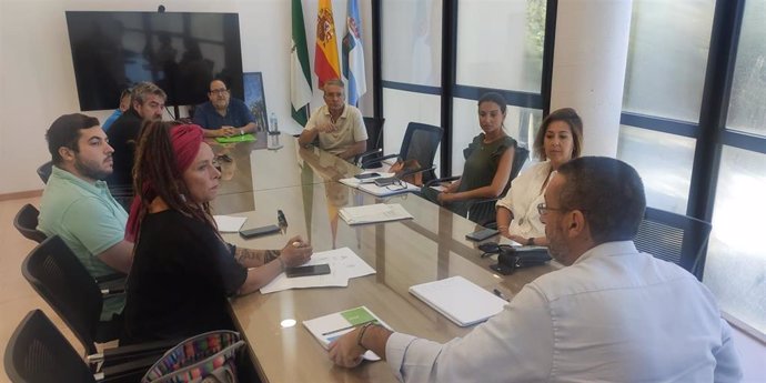 El alcalde de La Línea de la Concepción (Cádiz), Juan Franco, en una reunión con representantes de la Asociación Socio-Cultural de Trabajadores Españoles en Gibraltar (Ascteg).