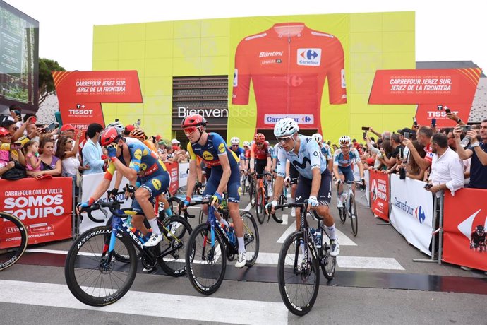 Corredores en la salida de la sexta etapa de la Vuelta Ciclista a España 2024. A 22 de agosto de 2024, en Jerez de la Frontera, Cádiz (Andalucía, España). 