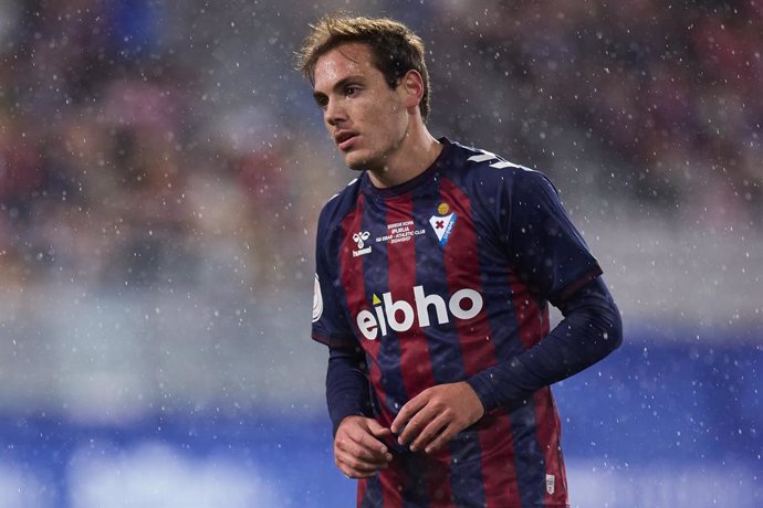 Archivo - Jon Bautista of SD Eibar looks on during the Copa del Rey Round of 32 match between SD Eibar and Athletic Club at Ipurua on January 7, 2024, in Eibar, Spain.