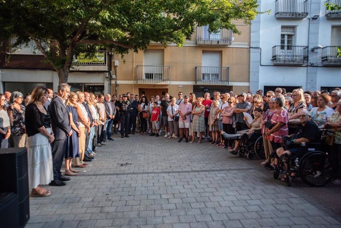 Cientos de personas durante los cinco minutos de silencio por el asesinato machista ocurrido en Castellbisbal, a 21 de agosto de 2024, en Castellbisbal, Barcelona, Catalunya (España). 