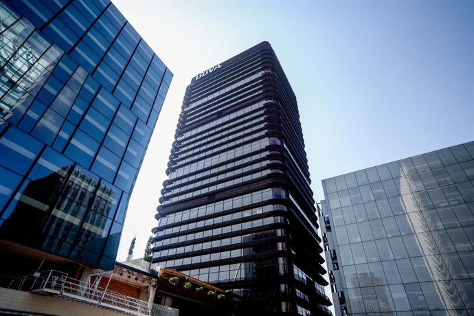Archivo - Fachada de la torre del banco de Bilbao, a 31 de julio de 2022, en Madrid (España). 