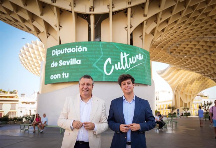 El presidente de la Diputación de Sevilla, Javier Fernández (i), junto al diputado del Área de Cultura y Ciudadanía, Casimiro Fernández