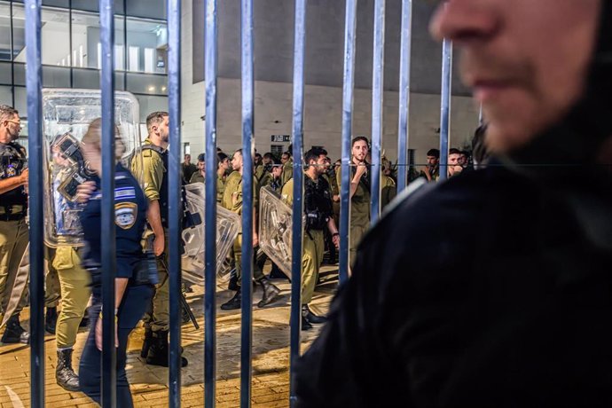 Agentes de las Fuerzas Armadas de Israel responden al asalto del campo de detención de Sde Teiman por parte de manifestantes y diputados de extrema derecha en protesta por la detención de reservistas acusados de abusar de un preso palestino