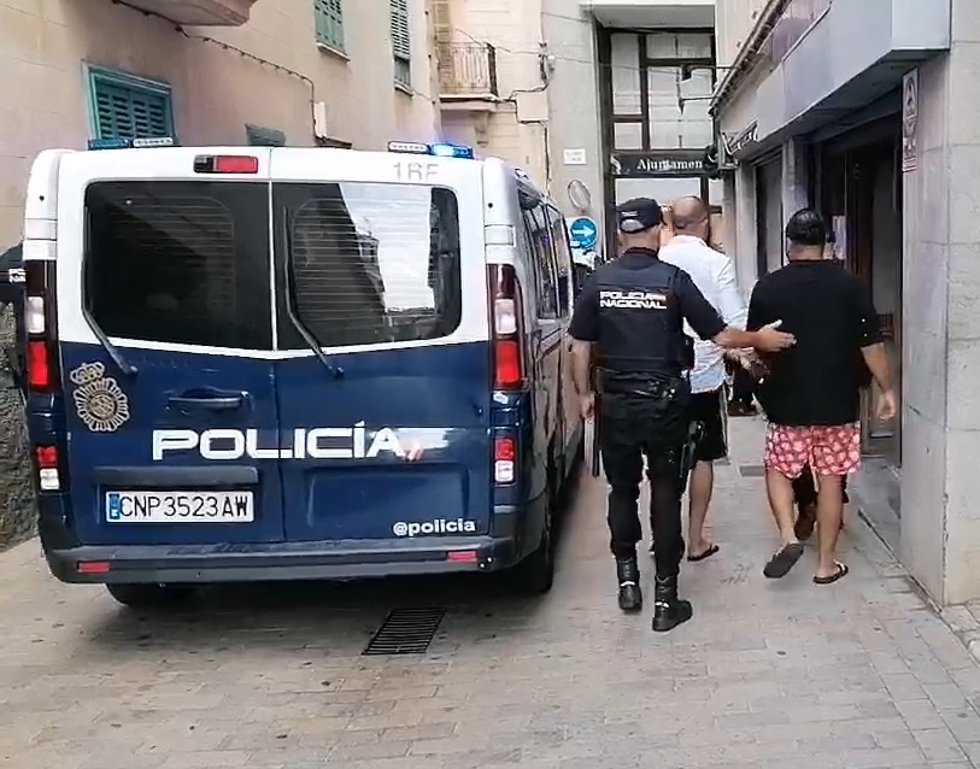 VÍDEO: Buscan a tres miembros fugados de la banda de carteristas desarticulada en Campos (Mallorca)