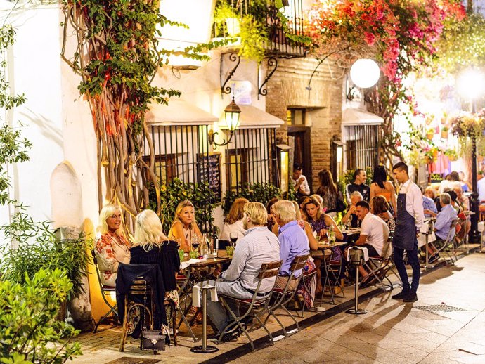 Archivo - Turistas en Málaga en una imagen de archivo.