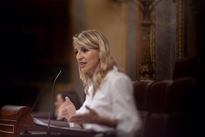 Archivo - La vicepresidenta segunda y ministra de Trabajo, Yolanda Díaz, interviene durante una sesión plenaria, en el Congreso de los Diputado