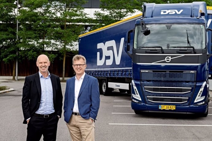 (I-D): El Consejero Delegado De DSV, Sren Schmidt Y El Presidente De Volvo Trucks, Roger Alm.