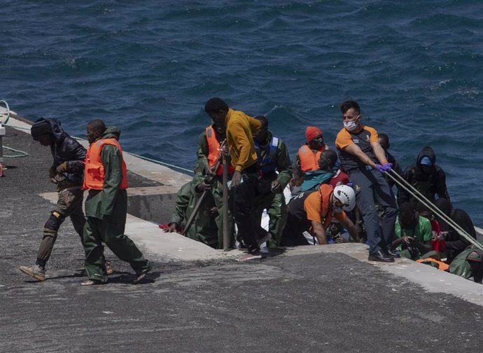 Migrantes bajan de un segundo cayuco a su llegada al puerto de La Restinga, a 21 de agosto de 2024, en El Hierro, Canarias (España).