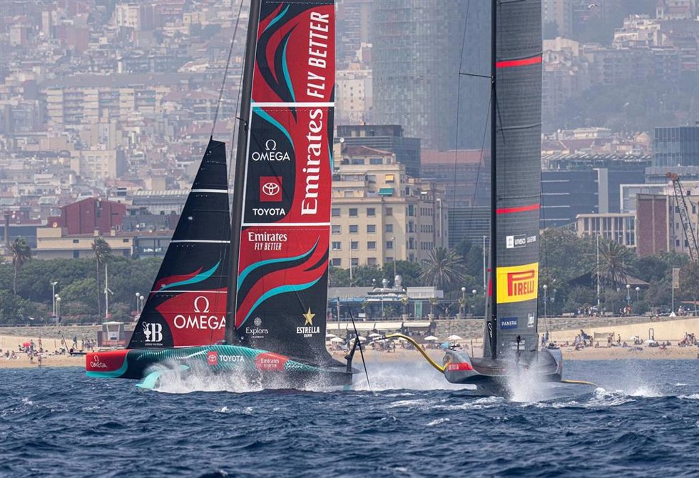 El Emirates Team New Zealand y el Luna Rossa Prada Pirelli Team en la Regata Preliminar de la 37 Copa América de vela en Barcelona