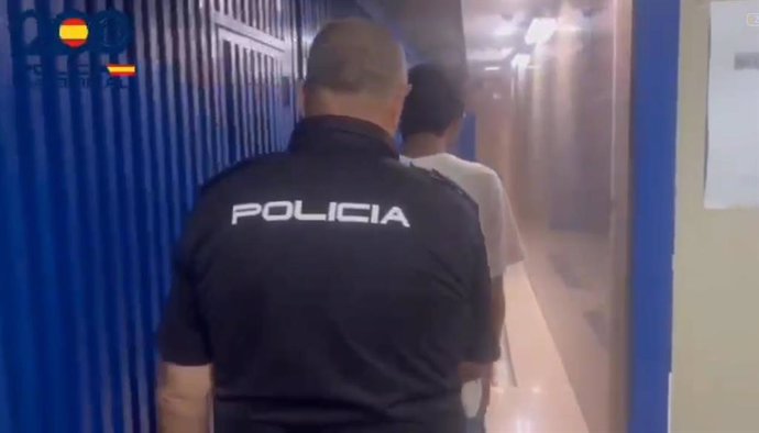 El detenido, en los calabozos de la frontera entre Melilla y Marruecos.