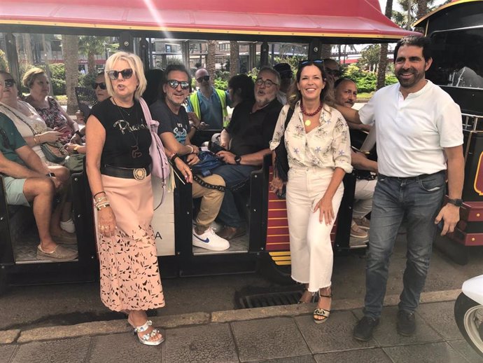 Decenas de personas se reivindican en el tren turístico de la Feria de Almería.