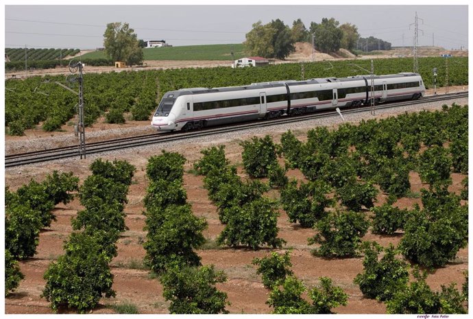 Archivo - Tren de Renfe circulando entre Sevilla y Córdoba.