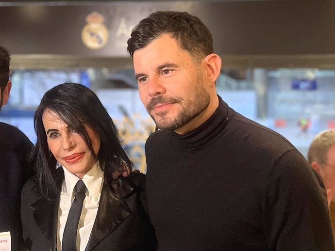 Archivo - Maria Edite Santos posa junto a su hijo Javier Santos durante la presentación de su libro 'Bailando entre las sombras', a 03 de febrero de 2023, en Madrid (España).