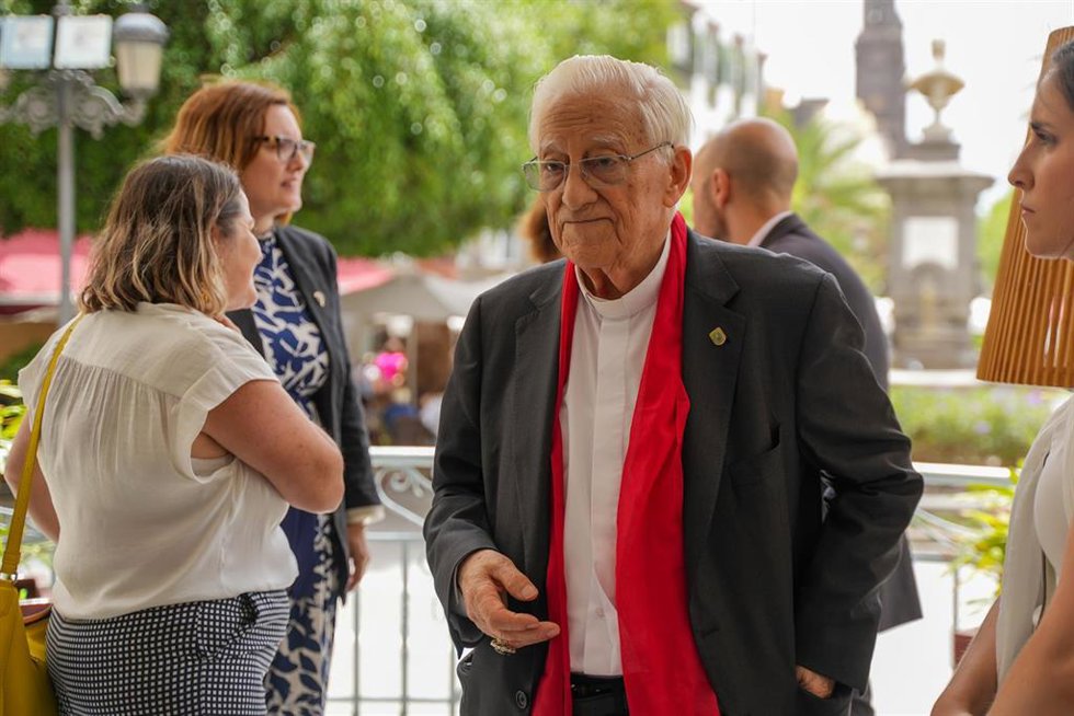 El presidente y fundador de Mensajeros de la Paz, el Padre Ángel, a su llegada al acto de entrega de medallas con motivo del Día de los Abuelos, organizado por Mensajeros de la Paz, a 26 de julio de 2024, en Las Palmas de Gran Canaria, Gran Canaria (Esp
