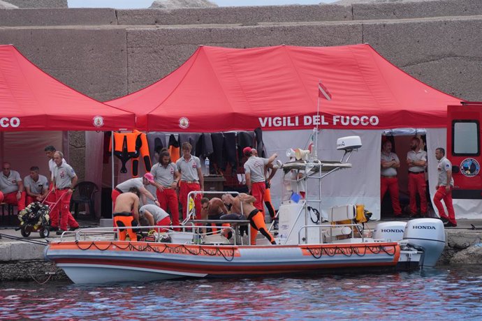21 August 2024, Italy, Palermo: Italian rescue workers return to the port of Porticello on the third day of the search for six missing tourists after the luxury yacht "Bayesian" sank in a storm on Monday, while anchored about half a mile off the coast of 