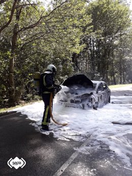 Arde un turismo en el Alto de Lavadoira.