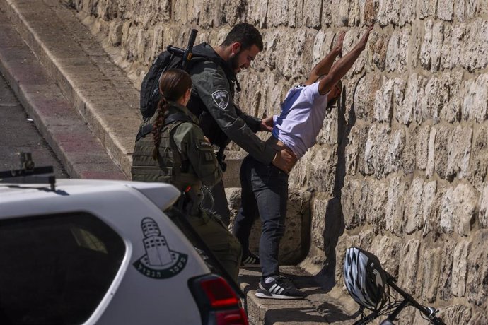 Archivo - Imagen de archivo de agentes de seguridad israelíes cacheando a un sospechoso