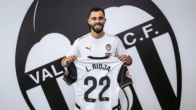 Luis Rioja posa con la camiseta del Valencia CF