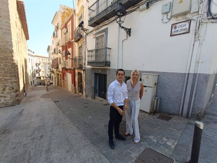 Los concejales de Jaén Merece Más Luis García y María Espejo en una de las calles del casco histórico.