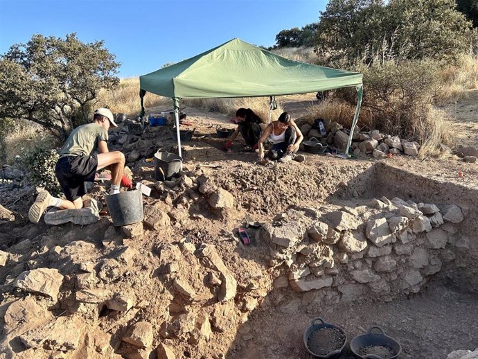 Trabajos en la excavación arqueológica del poblado prehistórico en el entorno del Peñón.