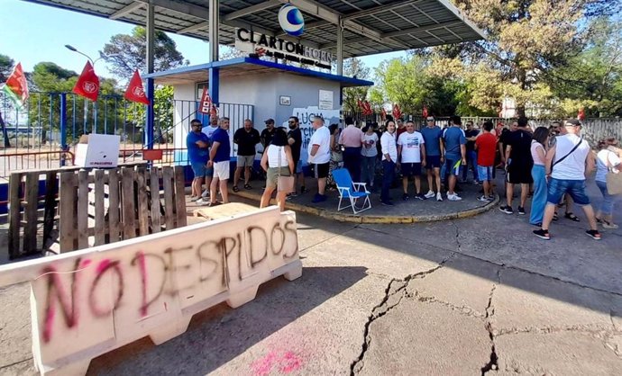 Concentración a las puertas de Clarton Horn durante la jornada de huelga.