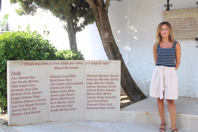 La concejala María del Carmen García junto a las losas del monumento ya instaladas.