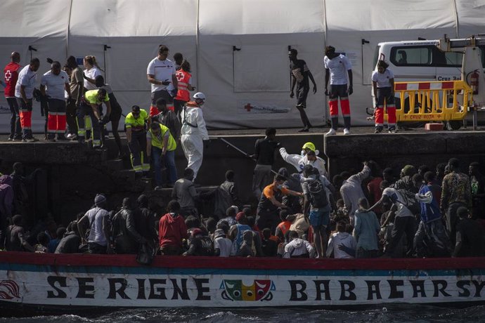 Migrantes desembarcan de un cayuco en El Hierro