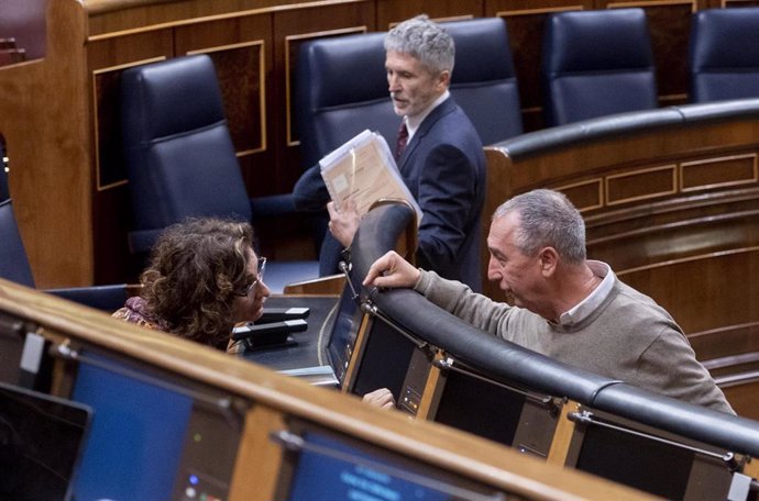 Archivo - María Jesús Montero (i), y Joan Baldoví (d), conversan durante una sesión plenaria en el Congreso